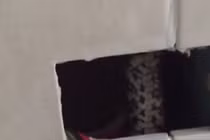 Khói bốc ra từ ổ điện, rụng rời thấy quái thú nấp bên trong 