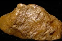 Cuốc trúng hòn đá quý 2.000 tỷ, lão nông chớp mắt đổi đời