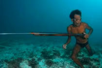 Kỳ lạ bộ tộc chọc thủng màng nhĩ từ bé để bơi lặn như cá