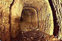 Đào sâu hang động giấu báu vật, chuyên gia phong tỏa hiện trường