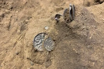 Phát hiện 'kho báu' khổng lồ nhờ máy dò kim loại