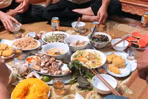 Sắp Tết về nhà bạn trai ra mắt, sau bữa cơm cô gái về thẳng