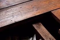 Cải tạo nhà cổ, giật mình phát hiện vật thể đáng sợ dưới sàn 