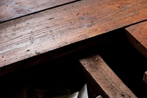 Cải tạo nhà cổ, giật mình phát hiện vật thể đáng sợ dưới sàn 