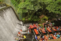 Độc đáo nhà hàng buffet dưới chân thác nước ở Philippines