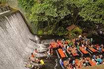 Độc đáo nhà hàng buffet dưới chân thác nước ở Philippines