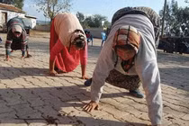 Kỳ lạ ngôi làng không ai biết đi đứng, chỉ bò bằng 4 chi