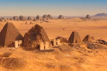 Khám phá mộ chìm trong kim tự tháp, giật mình kho báu vàng vô giá