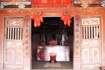 Giải mã đôi mắt bí ẩn trên cửa gỗ ở phố cổ Hội An