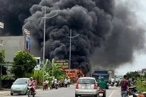 Cháy gara ô tô ở Bắc Giang, cột khói bốc cao hàng trăm mét