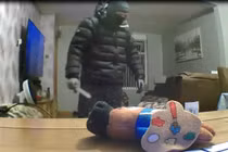  ‘Lạnh gáy’ nhìn tên trộm cầm dao đi quanh căn phòng có người đang ngủ