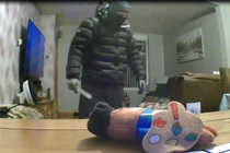  ‘Lạnh gáy’ nhìn tên trộm cầm dao đi quanh căn phòng có người đang ngủ