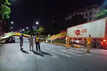 Thái Bình: Xe container đâm sập cổng chào khu vực quảng trường 14-10