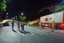 Thái Bình: Xe container đâm sập cổng chào khu vực quảng trường 14-10