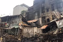 Hà Nội: Hỏa hoạn thiêu rụi 7 căn nhà trên phố Nguyễn Hoàng 