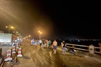 Nguyên nhân xe đầu kéo húc bay lan can cầu Thanh Trì rơi xuống sông