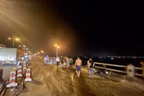 Nguyên nhân xe đầu kéo húc bay lan can cầu Thanh Trì rơi xuống sông