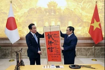 Thủ tướng Phạm Minh Chính tặng thủ tướng Nhật Bản bức thư pháp