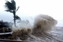 Bão Noru giật cấp 17 di chuyển rất nhanh, hướng về miền Trung