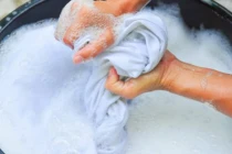 Giặt áo trắng bằng xà phòng chưa đủ, làm thêm 1 bước này 