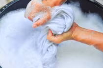 Giặt áo trắng bằng xà phòng chưa đủ, làm thêm 1 bước này 