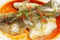 Khi hấp cá nên dùng nước nóng hay nước lạnh? 