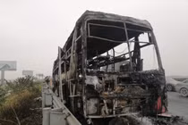 Hiện trường vụ xe giường nằm cháy trơ khung trên cao tốc ở Hà Nội