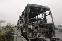 Hiện trường vụ xe giường nằm cháy trơ khung trên cao tốc ở Hà Nội