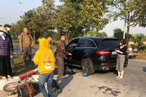 Va chạm với xe Mercedes, người phụ nữ tử vong ở Hà Nội