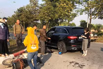 Va chạm với xe Mercedes, người phụ nữ tử vong ở Hà Nội