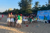 Vụ du khách cởi áo ngực ở biển Cửa Lò: Phạt người quản trò 400 nghìn