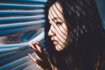 Nửa đêm bắt gặp chị dâu ngồi bệt dưới sàn mà tôi choáng váng