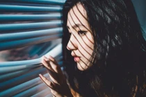 Nửa đêm bắt gặp chị dâu ngồi bệt dưới sàn mà tôi choáng váng