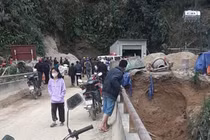 Lắp ván để xây kè, đất đá bất ngờ đổ ập làm 2 người tử vong