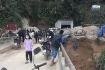 Lắp ván để xây kè, đất đá bất ngờ đổ ập làm 2 người tử vong