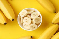 Uống một cốc nước trước khi ăn chuối để lợi ích tăng lên gấp đôi
