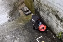 Hà Nội: Phát hiện bé gái sơ sinh bị bỏ trước cửa nhà dân