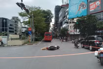 Hà Nội: Ô tô khách va chạm xe máy, người phụ nữ tử vong