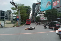 Hà Nội: Ô tô khách va chạm xe máy, người phụ nữ tử vong