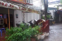 Con phố duy nhất ở Hà Nội bị siết chặt giữa “vòng vây” mồ mả