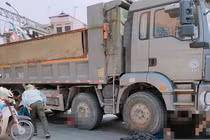 Hà Nội: Xe máy va chạm ô tô tải, 3 mẹ con tử vong tại chỗ