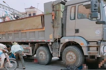 Hà Nội: Xe máy va chạm ô tô tải, 3 mẹ con tử vong tại chỗ