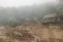 Mưa lũ càn quét Nghệ An, nhiều nhà cửa bị cuốn trôi, sập đổ