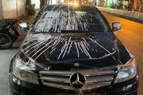 Hà Nội: Xác minh xe Mercedes bị dán băng dính, tạt bột nhem nhuốc 