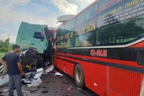 Thanh Hóa: Xe khách va chạm với xe đầu kéo khiến 2 người tử vong