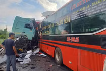 Thanh Hóa: Xe khách va chạm với xe đầu kéo khiến 2 người tử vong