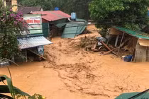 Lũ quét ở Nghệ An, nhà cửa, ô tô, xe máy bị cuốn trôi