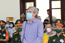 Vì sao trùm buôn lậu 200 triệu lít xăng không bị xử tội đưa hối lộ?