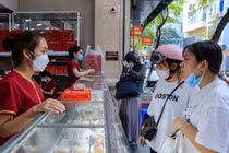 Cảnh tượng trái ngược ở một số cửa hàng bán bánh Trung thu