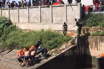 Hà Nội: Phát hiện thi thể nam giới cùng chiếc xe máy dưới cống